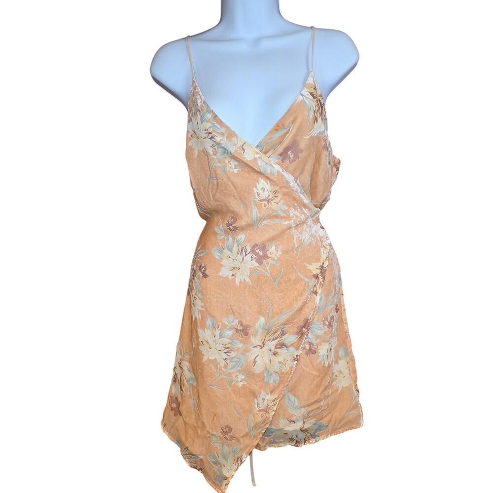 EUC Forever 21 peach velvet, floral, spaghetti strap mini over lay dress‎ sz M